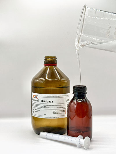 Butelka Oralbaza Actifarm 500 g wraz ze strzykawką do odmierzania leków