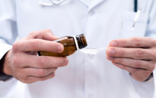 Przelewanie podłoża Oralbaza do butelki w celu przygotowania zawiesiny doustnej